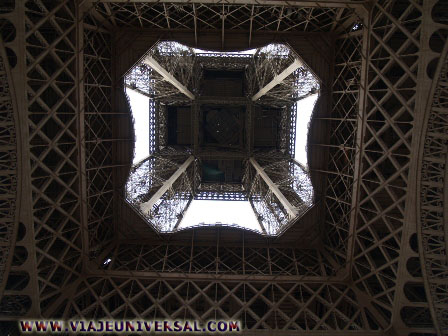 Torre Eiffel, de noche, a las 22 hs comienza a destellar