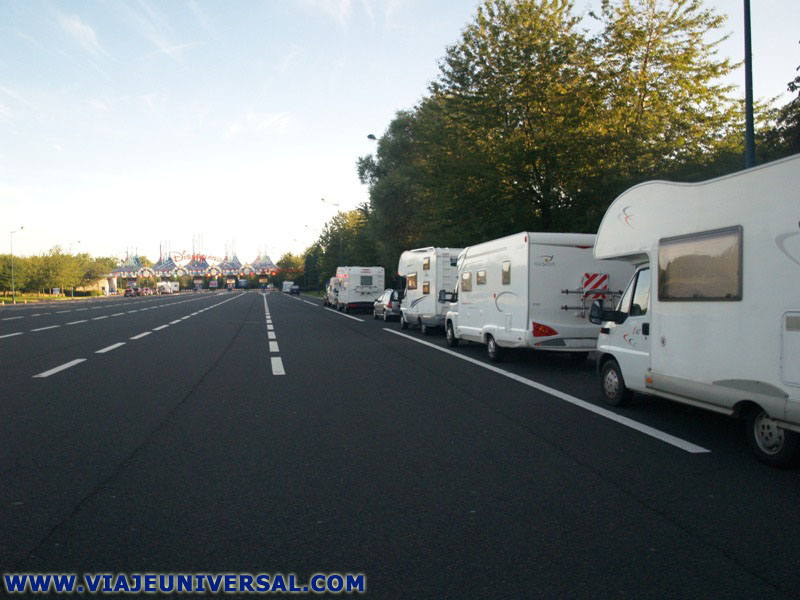 PARKING DE AUTOCARAVANAS, DISNEYLAND PARK EN MARNE LA VALLÉE, FRANCIA