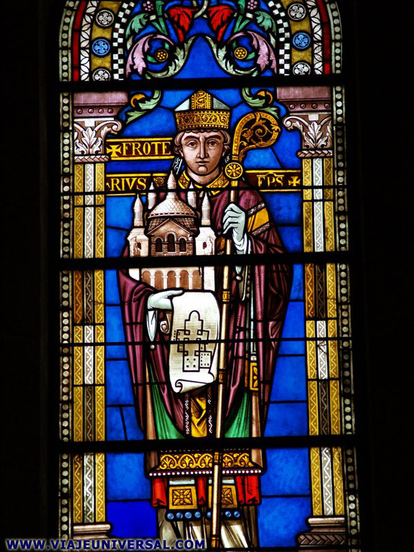 Glassmaleri av den hellige Fronto i katedralen Saint-Front i Périgueux