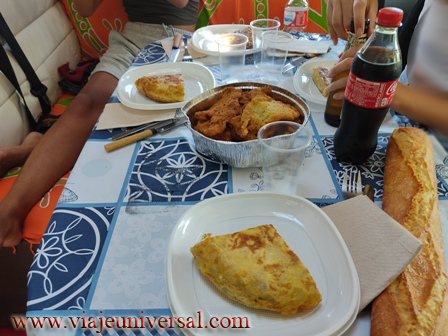 Mesa alta redonda Adan con pie central para cocina o espacio abierto